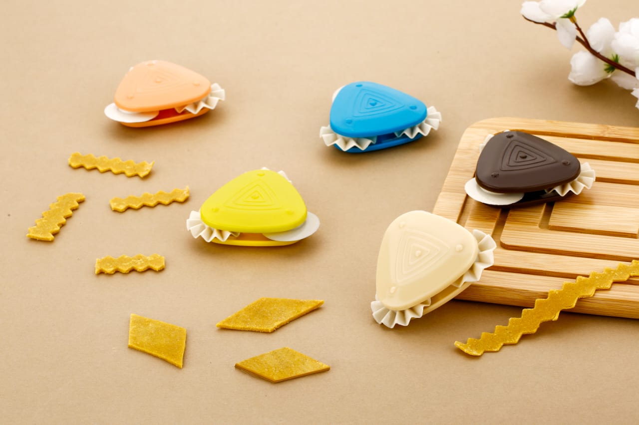 Puri Kachori & Gujiya/Karjikayi Maker+ Free 7 pcs Snack Cutter